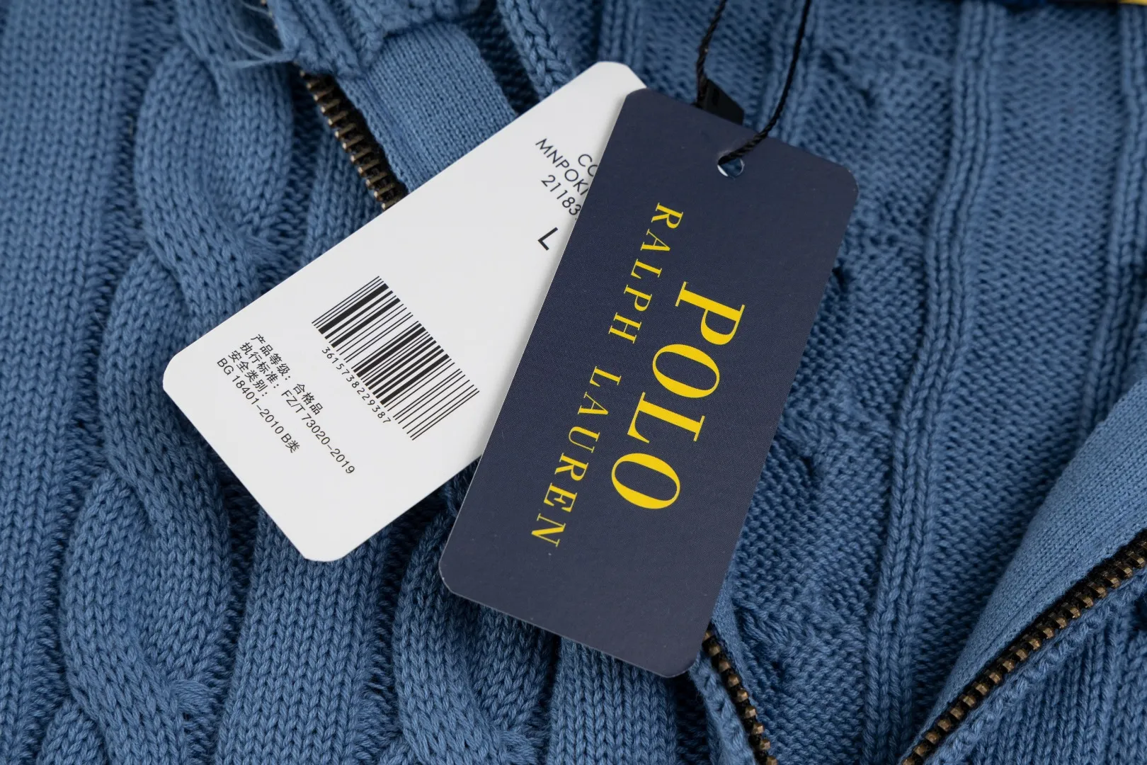 P236 #R92 RALPH LAUREN Ralph Lauren fifteen colors classic small label embroidery logo turtleneck pullover half-zip knitted cable sweater with high-density LOGO embroidery on the chest and original customized tag accessories. Made of pure cotton yarn, pure cotton is skin-friendly and comfortable, small label war horse embroidered twist turtleneck sweater 🐎 high quality, follow the blogger to learn how to wear it! Let’s buy a Ralph Lauren cable sweater. It’s a super hard-to-find series after it became popular. It’s hard to find one on the official website. It’s simple and practical to wear, with a lazy and loose feel. The thickened fabric has more texture, feels soft and delicate, and has a loose fit. Whether worn alone or layered, you can wear different styles of fashion with just one piece!   Size：XS S M L